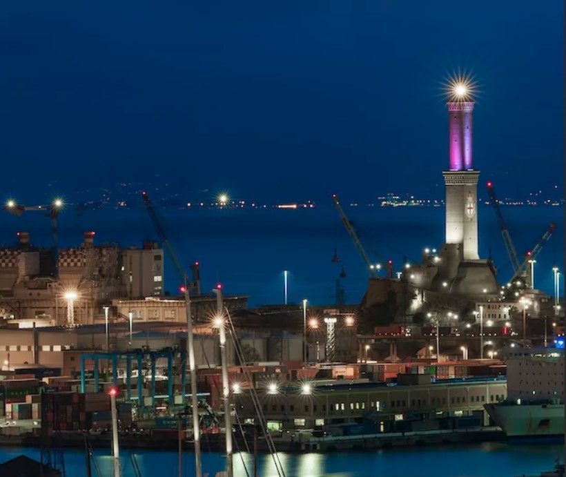 Il porto di Genova e la Lanterna di notte